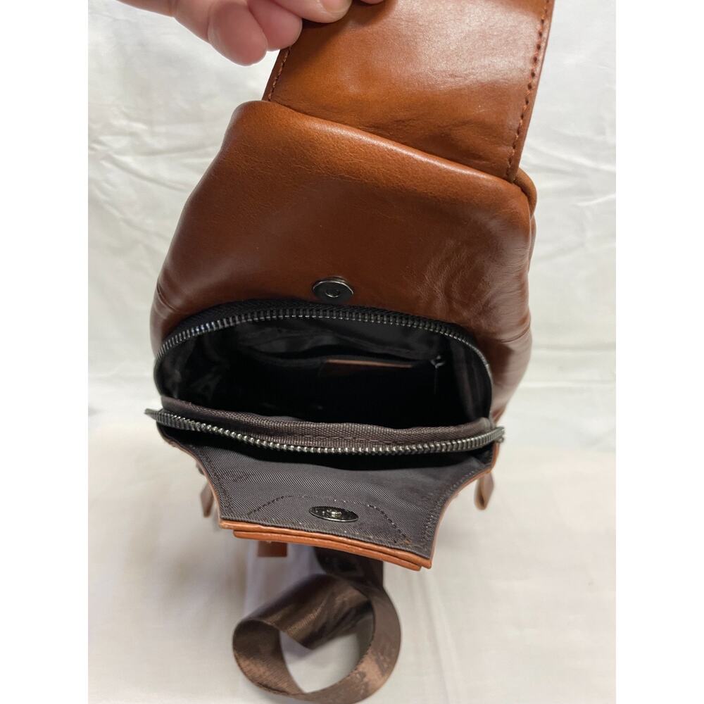 Bull Captain Leather Chest Bag w/ Nylon Strap Crossbody w/ USB Charging Port NWT - Picture 4 of 8